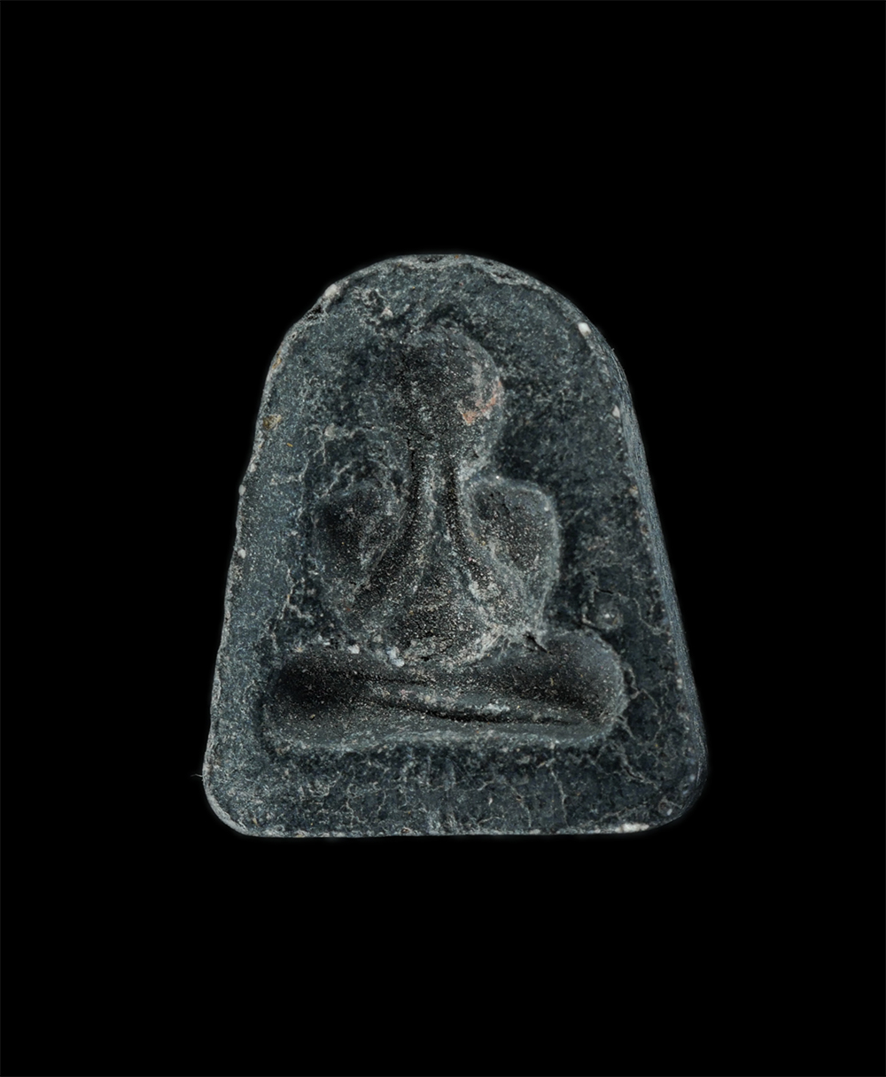 23Jul24 (242)p.jpg - พระปิดตาหลังแบบ เนื้อผงใบลาน ผงเก่าปิดทอง พระสวย (องค์เล็ก) ไม่ทราบที่ | https://kamulet.in.th